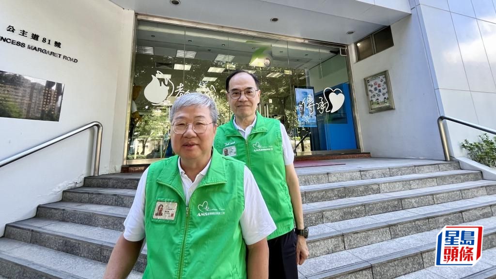 時光荏苒，蘇社強與黃德華退役後雙雙加入醫療輔助隊義工隊，繼續服務社群。