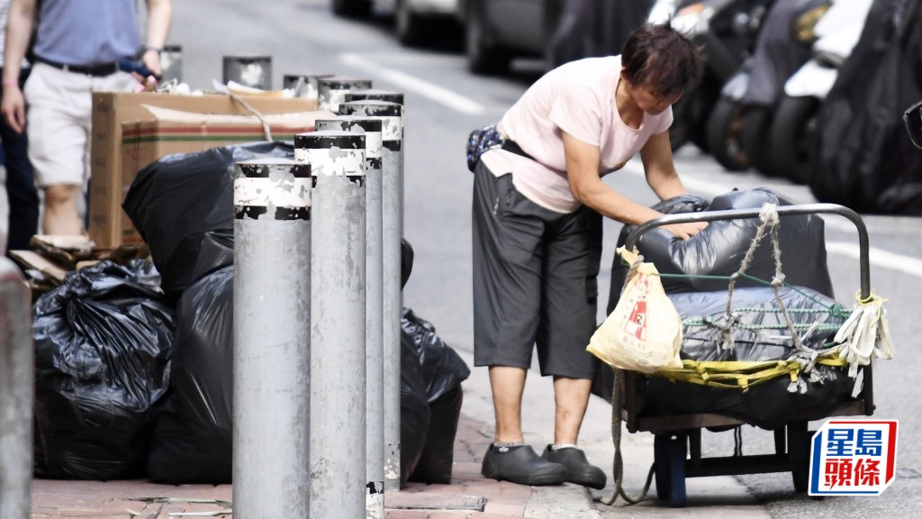 政府上月《精準扶貧成果報告》不再定義「貧窮」及「貧窮線」，但健康管理與社會關懷科框架仍有教授貧窮線及相關內容。資料圖片