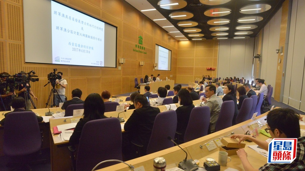 陳國基要求區議員將國安放首位,否則發展經濟改善民生淪空談。何君健攝