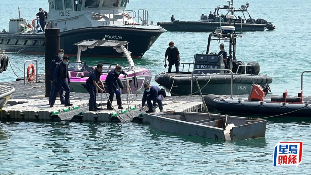 紫色快艇及漁船舢舨事後被拖回水警基地進行調查。資料圖片
