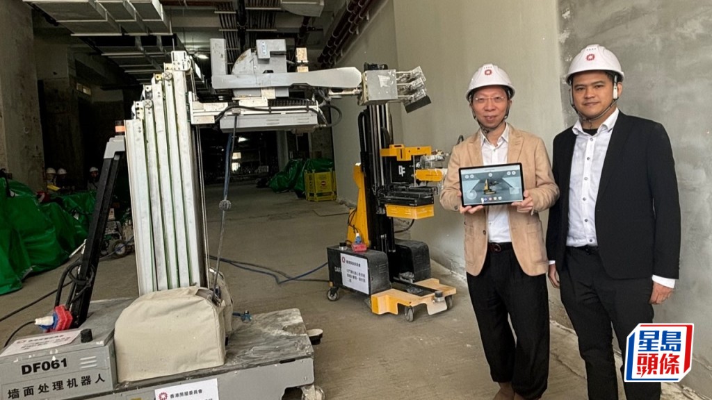 房委會引入集批盪、打磨、噴塗三大功能於一體的「建築三一萬能俠」機械人。郭穎彤攝