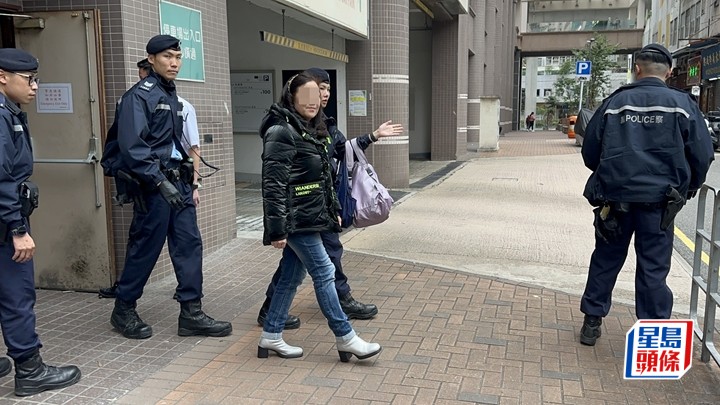 馬鞍山驚現持刀女嚇煞街坊 持盾警新港城商場圍捕帶走