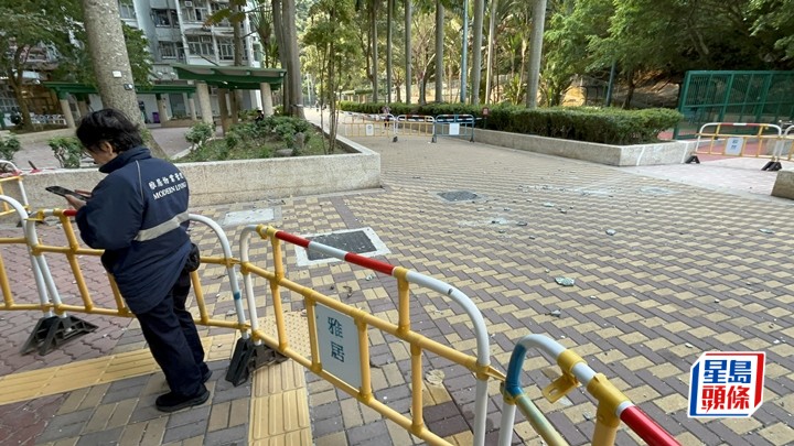 多塊石屎墮下擊傷女途人。楊偉亨攝