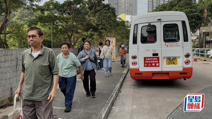 選舉事務處安排免費接駁交通，方便選民前往新票站投票。梁國峰攝