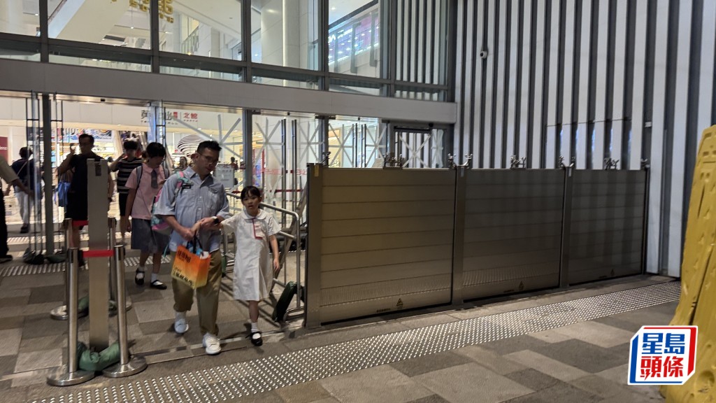 黃大仙中心嚴陣以待,加設巨型擋水閘及膠紙陣。