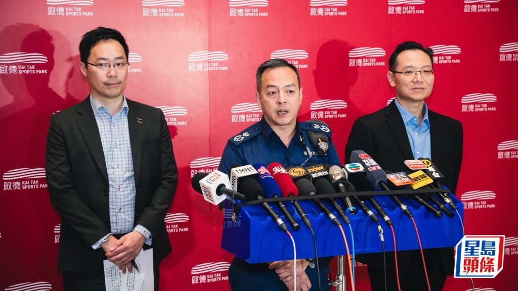 啟德體育園演練有逾一萬人用「離場易」，周一鳴(中) 稱會優化網站加強宣傳增使用率。汪旭峰攝