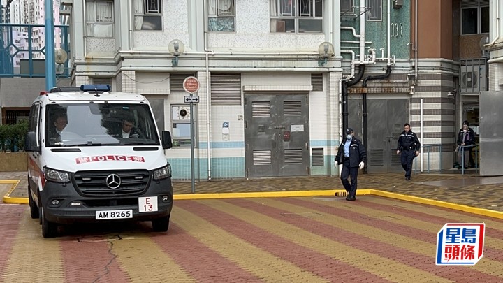 女子墮樓死亡,警員在場調查。楊偉亨攝