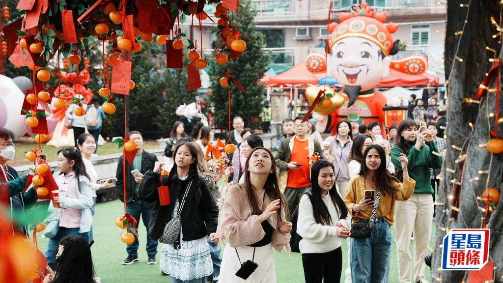 農曆新年｜林村許願節首日人頭湧湧 市民拋寶牒祈福 三代同堂感受節日氣氛