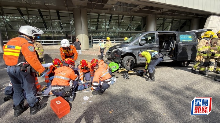 電單車與客貨車相撞，鐵騎士被捲入車底獲救。梁國峰攝