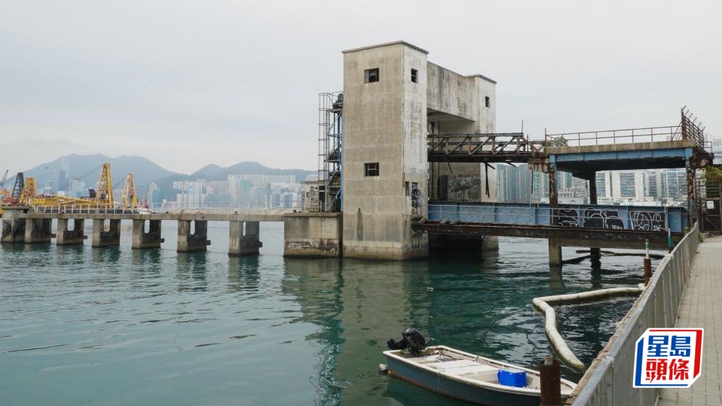 九龍城汽車渡輪碼頭於1998年起停用，是本港的二級歷史建築。