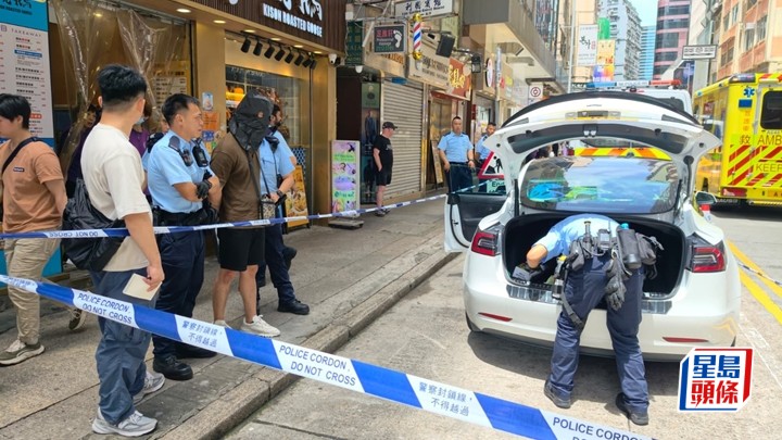 警方于金马伦道42号华懋金马伦中心楼上一单位，拘捕5名涉案人士。  ​