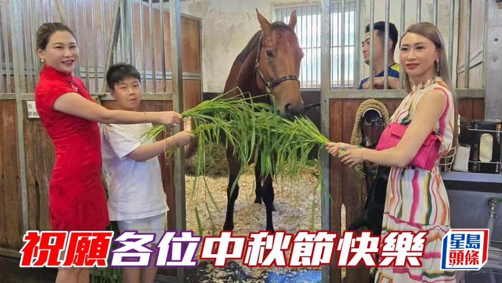  廖康銘在社交平台分享了車曉紅 （左） 和唐獻芳（右），入倉餵「祝願」吃青草的相片，寫上祝大家中秋節快樂。相片來源:廖康銘Facebook