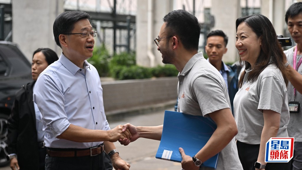 直播｜特首李家超落區深水埗 聽取市民意見