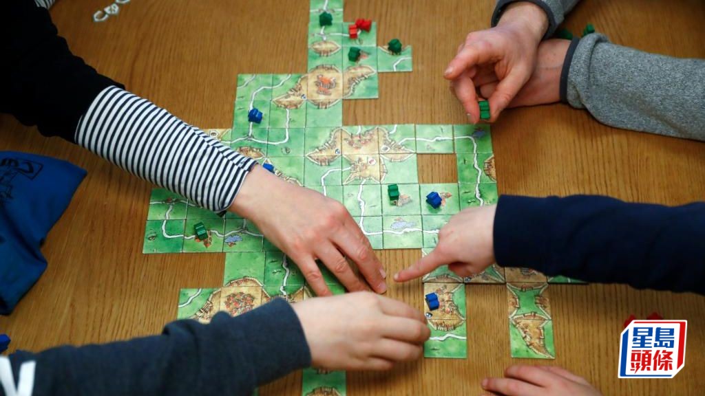 桌遊在本地日益普及，除了娛樂，也用作認知訓練與文化歷史教育的工具。 路透社
