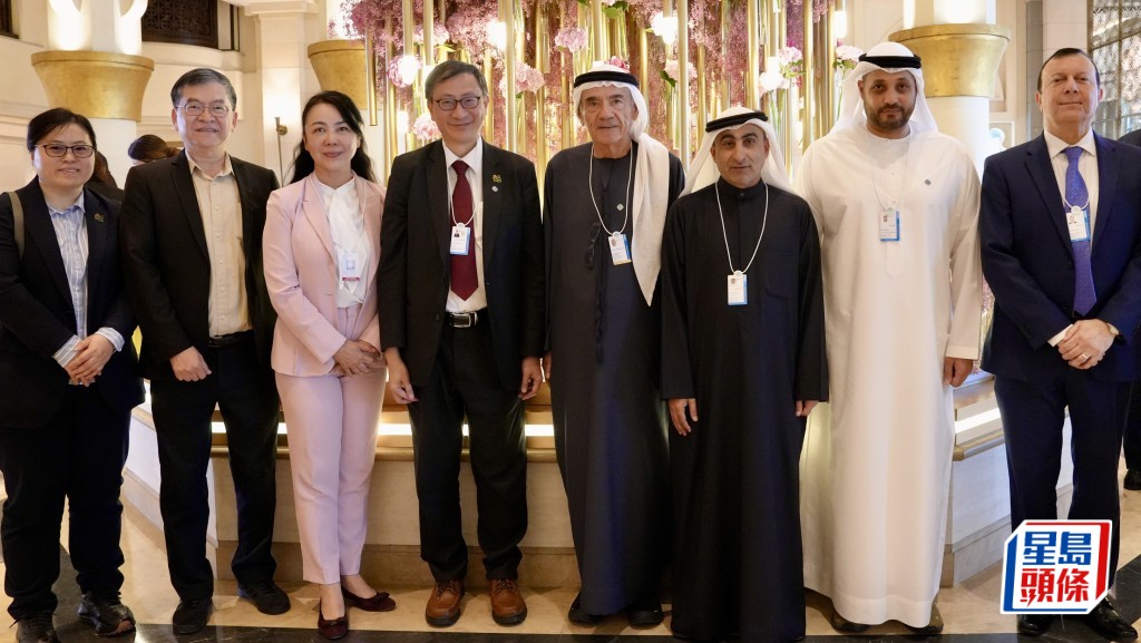 香港教育大學校長李子建（左四）早前率領代表團訪問阿聯酋，並與阿聯酋大學高層代表會面。教大提供