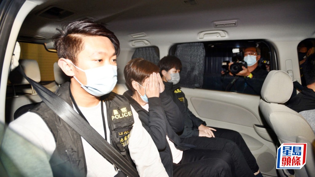 其中一名女被告（掩面）案发被警方带署调查。资料图片