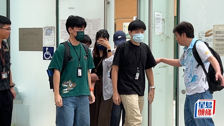 親友認屍後離開。蔡楚輝攝