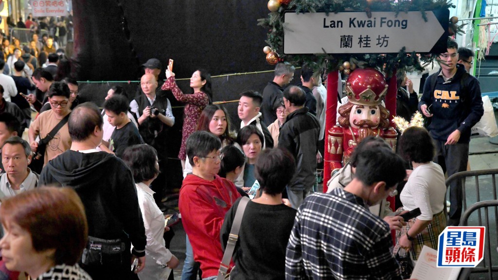 蘭桂坊在平安夜及聖誕當日人頭湧湧。資料圖片
