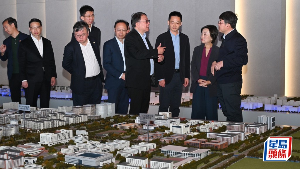 政務司司長陳國基（右四）日前率領「大學城籌劃及建設組」北上考察，蔡若蓮（右二）亦有參與。教育局提供