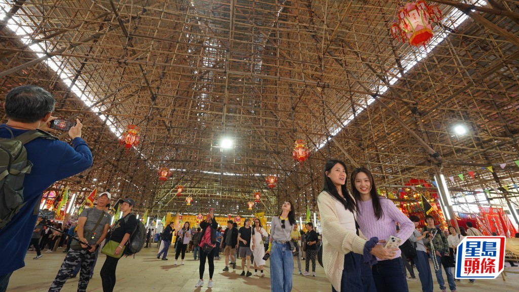 不少市民趁錦田鄉酬恩建醮最後一天到場，一睹獲《健力士世界紀錄》「全球最大臨時竹構祭壇」的風采。