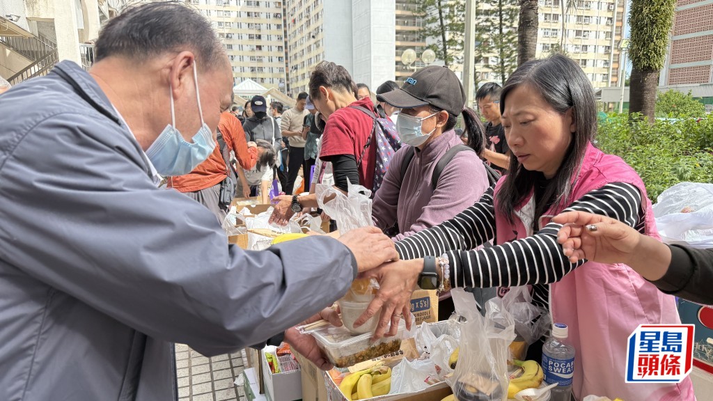 大埔宏福苑五級火｜熱心市民跨區贈物資送暖。