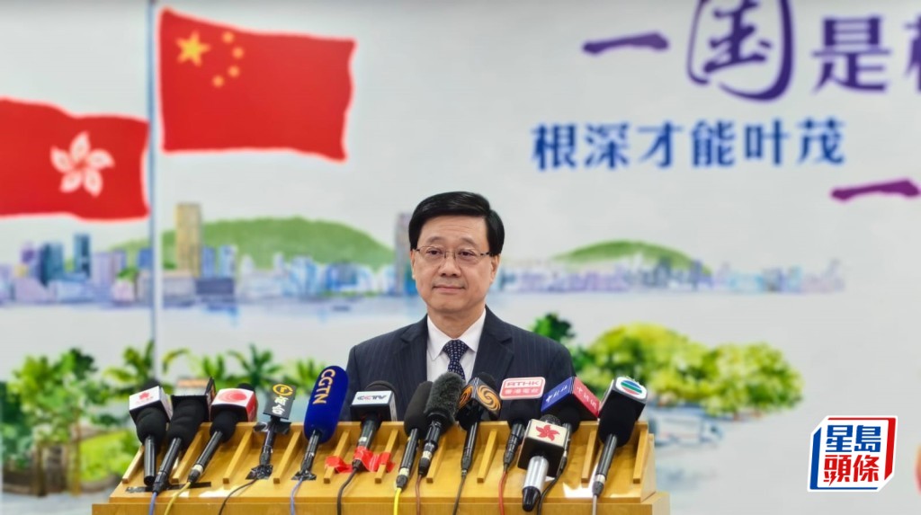 行政長官晚上在北京會見傳媒。(張言天攝)