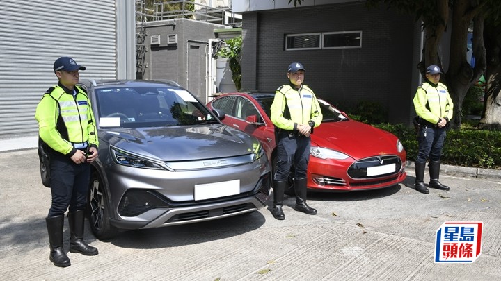 警方新界南總區交通部打擊「白牌車」,扣查兩輛涉案私家車。楊偉亨攝
