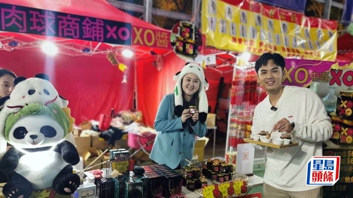 伍富橋化身宣傳大使跑到身水身汗 烹飪高手老婆Shirley創立網店擺年宵「起飛」。