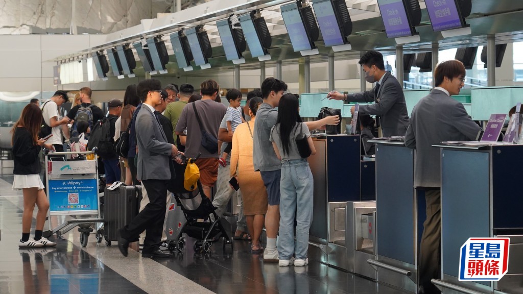 日本地震預言︱旅客無懼預言照出發。何君健攝