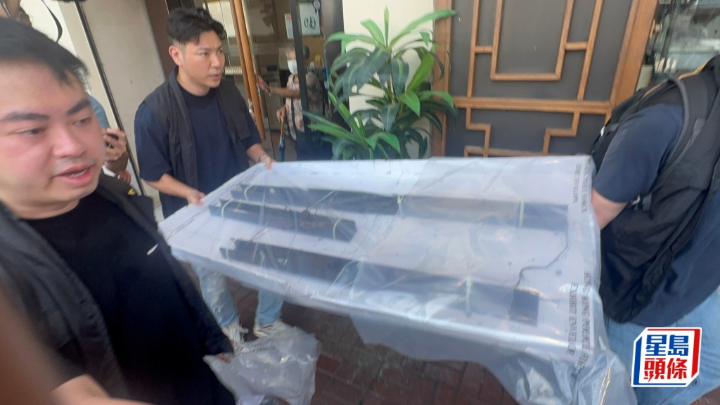 重案組探員檢走光管燈槽。梁國峰攝