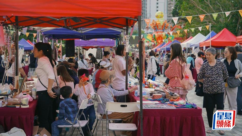 刚过去的周日，黄大仙广场化身大型社区墟市，吸引不少市民及游客参观。
