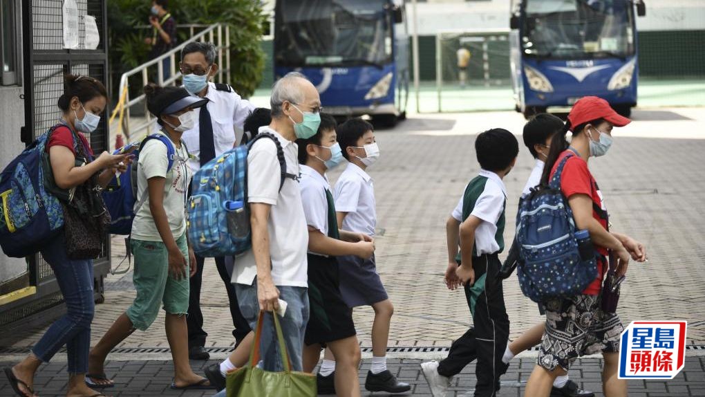 政府推出「在校課後託管服務計劃」，截至上月有逾200間小學參加，提供1萬多個名額。