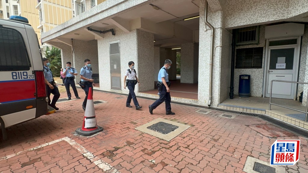 男子鎅手自殺亡,警員到場調查。梁國峰攝