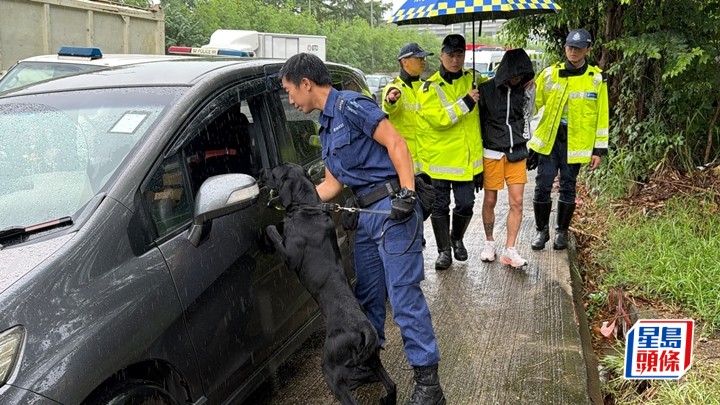警方无人机行动截获可疑私家车，在车上检获毒品，拘捕男司机。梁国峰摄