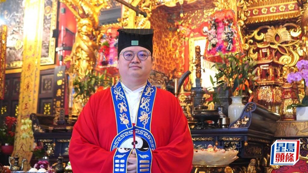「80後」的馮耀中成為嗇色園黃大仙祠道長。