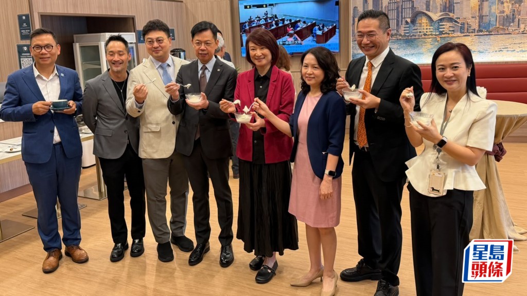 议员们齐试食意大利软雪糕。