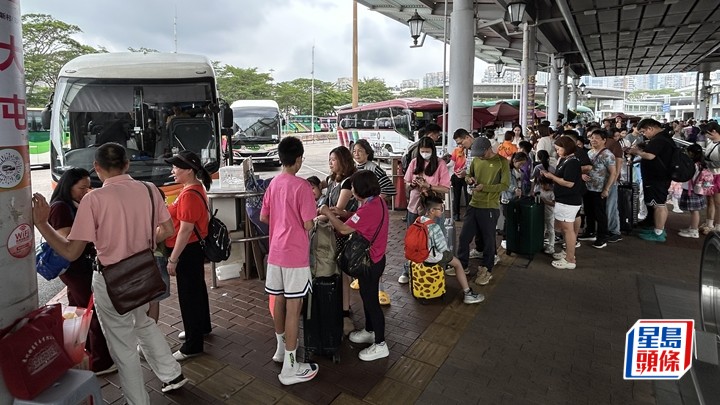 內地五一黃金周假期展開，大批旅客來港旅遊。林思明攝