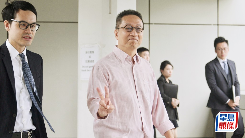 控告潘焯鴻誹謗的工程公司今日申請臨時禁制令失敗,潘於高院外舉起V字手勢。陳浩元攝