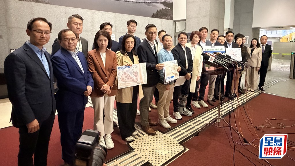 民建聯主席陳克勤今午（10日）率領該黨，20位立法會現任及候任議員與財政司副司長黃偉綸會面。