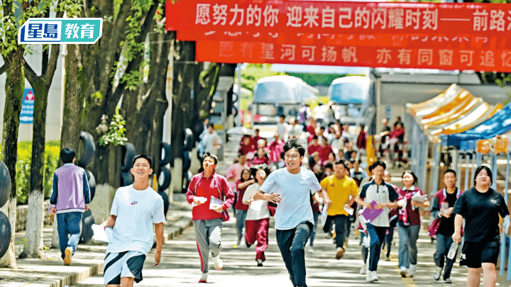 內地高考生及家長看重香港擁有5間世界百強大學，地理位置及文化背景與內地相近，更可儲備在粵港澳大灣區的就業競爭力，吸引力甚大。