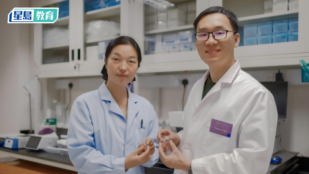 生物醫學工程學系校長特聘助理教授李中（右）以及研究論文第一作者劉鋆手持其團隊開發的人體器官晶片。中大提供