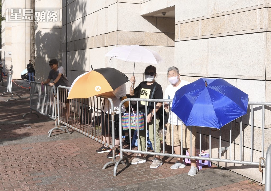巿民排隊等候入庭。何君健攝