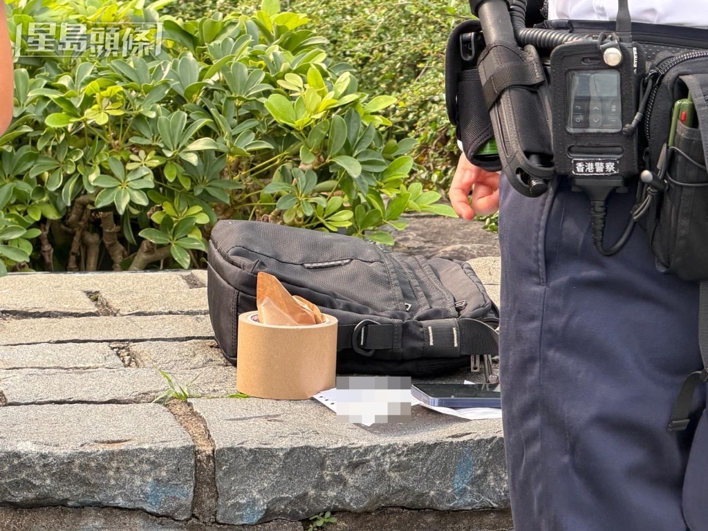 警方在一草丛检获堕海男子的斜孭袋,内有财务信件。 警方在一草丛检获堕海男子的斜孭袋,内有财务信件。