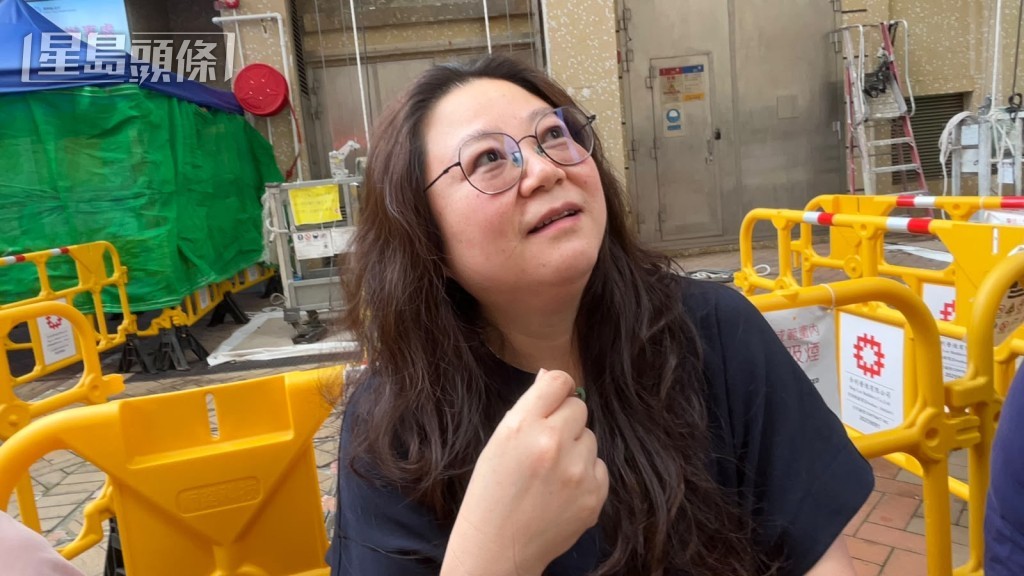 楊小姐走火警後驚魂未定,表示:「驚呀!我而家手腳仲軟緊!」蔡楚輝攝 楊小姐走火警後驚魂未定,表示:「驚呀!我而家手腳仲軟緊!」蔡楚輝攝