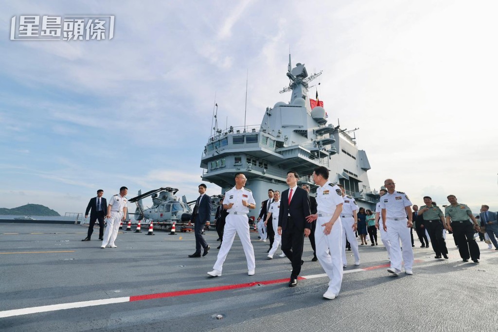 李家超一行人參觀「山東艦」。李家超fb 李家超一行人參觀「山東艦」。李家超fb