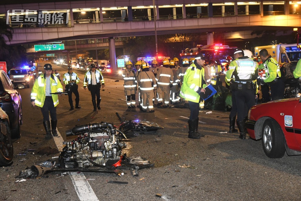 受損私家車引擎也飛脫。黎志偉攝 受損私家車引擎也飛脫。黎志偉攝