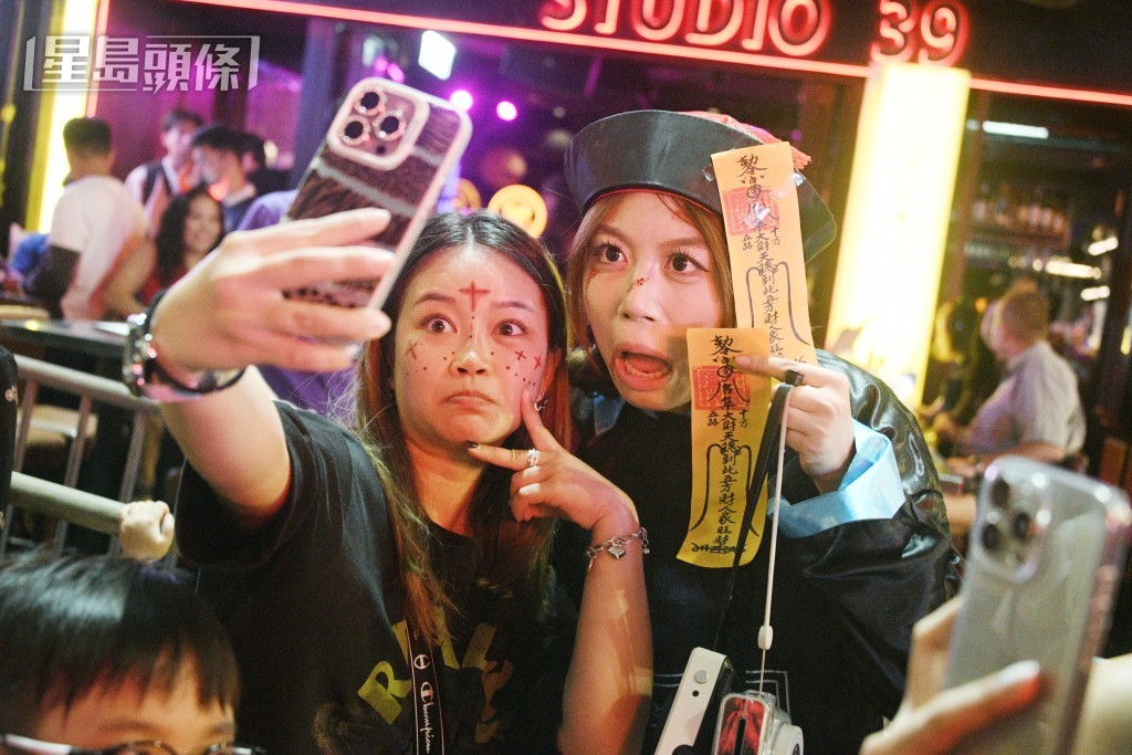 打扮得咁辛苦,一定要打個卡先。設計對白 打扮得咁辛苦,一定要打個卡先。設計對白