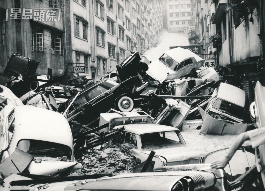 北角明園西街上山洪滾下,將當時泊在該處一排汽車隨水堆疊在一起。資料圖片 北角明園西街上山洪滾下,將當時泊在該處一排汽車隨水堆疊在一起。資料圖片