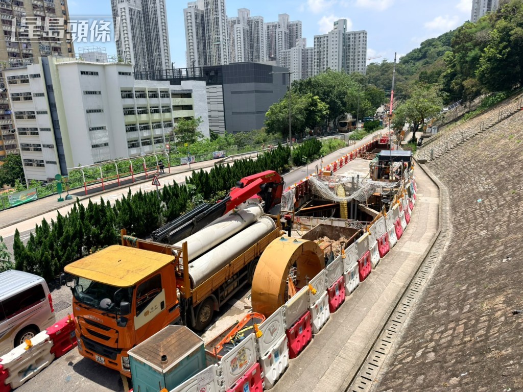 現場為水務署工地,離地深約5至6米。梁國峰攝 現場為水務署工地,離地深約5至6米。梁國峰攝