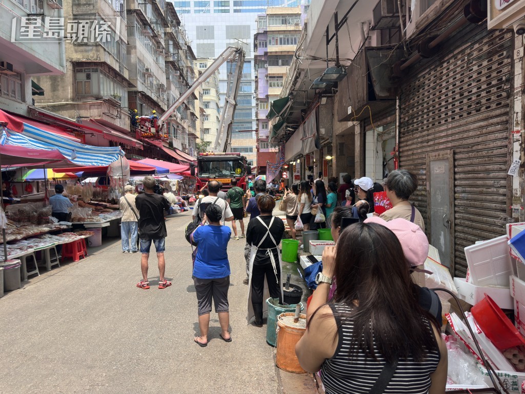 樓下大批街坊圍觀。 樓下大批街坊圍觀。